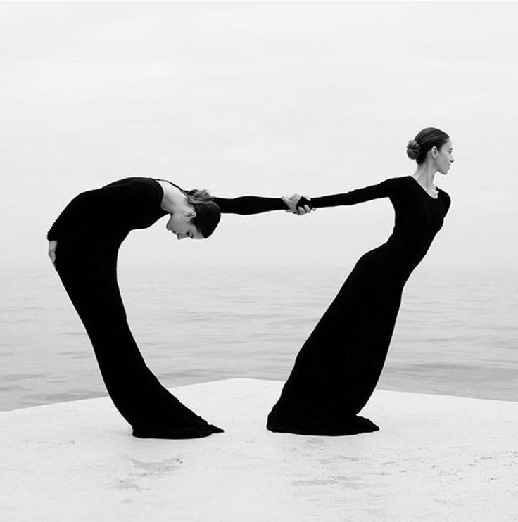 Dvě ženy se drží, což symbolizuje vnitřní napětí.