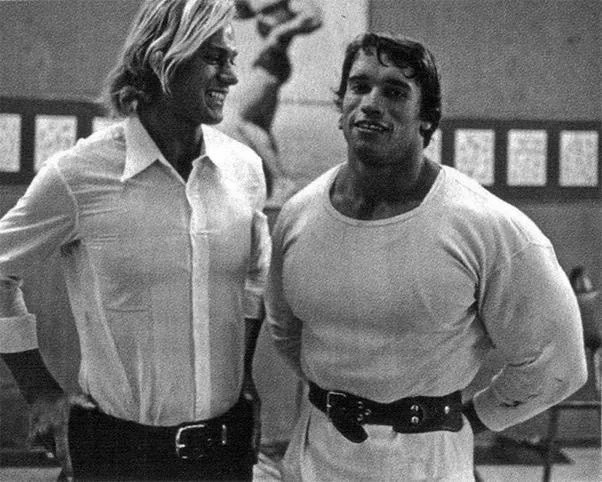 Arnold Schwarzenegger v mládí ve fitcentru – legenda kulturistiky na začátku své cesty.