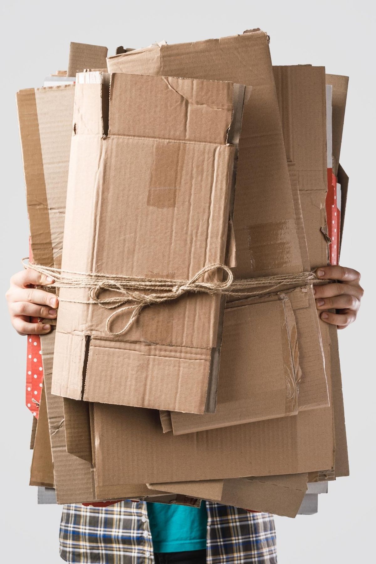 Újrahasznosított kartondobozokat tartó kéz – Lagomstore környezettudatos csomagolás